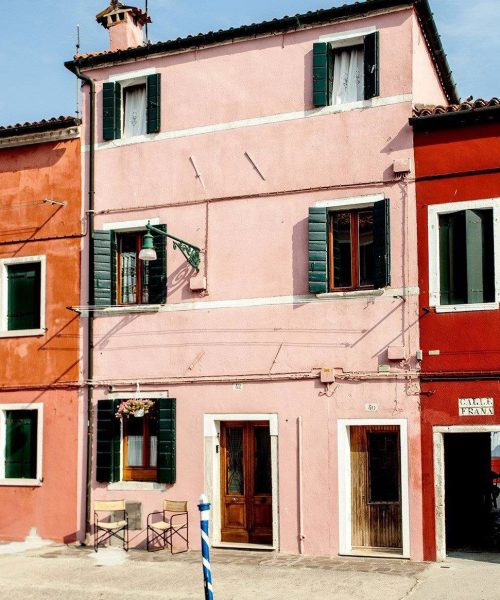 ferienhaus burano rosa fassade